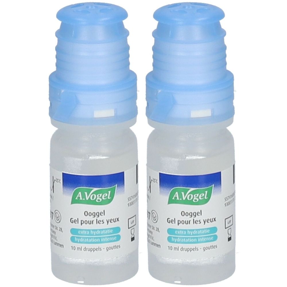 Deux flacons de gel oculaire A. Vogel. Bouchons bleus, étiquettes blanches avec texte vert. Texte: Ooggel, Gel pour les yeux, extra hydratation intense.