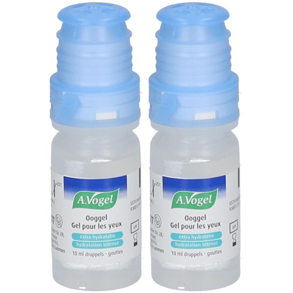 Deux flacons de gel oculaire A. Vogel. Bouchons bleus, étiquettes blanches avec texte vert. Texte: Ooggel, Gel pour les yeux, extra hydratation intense.