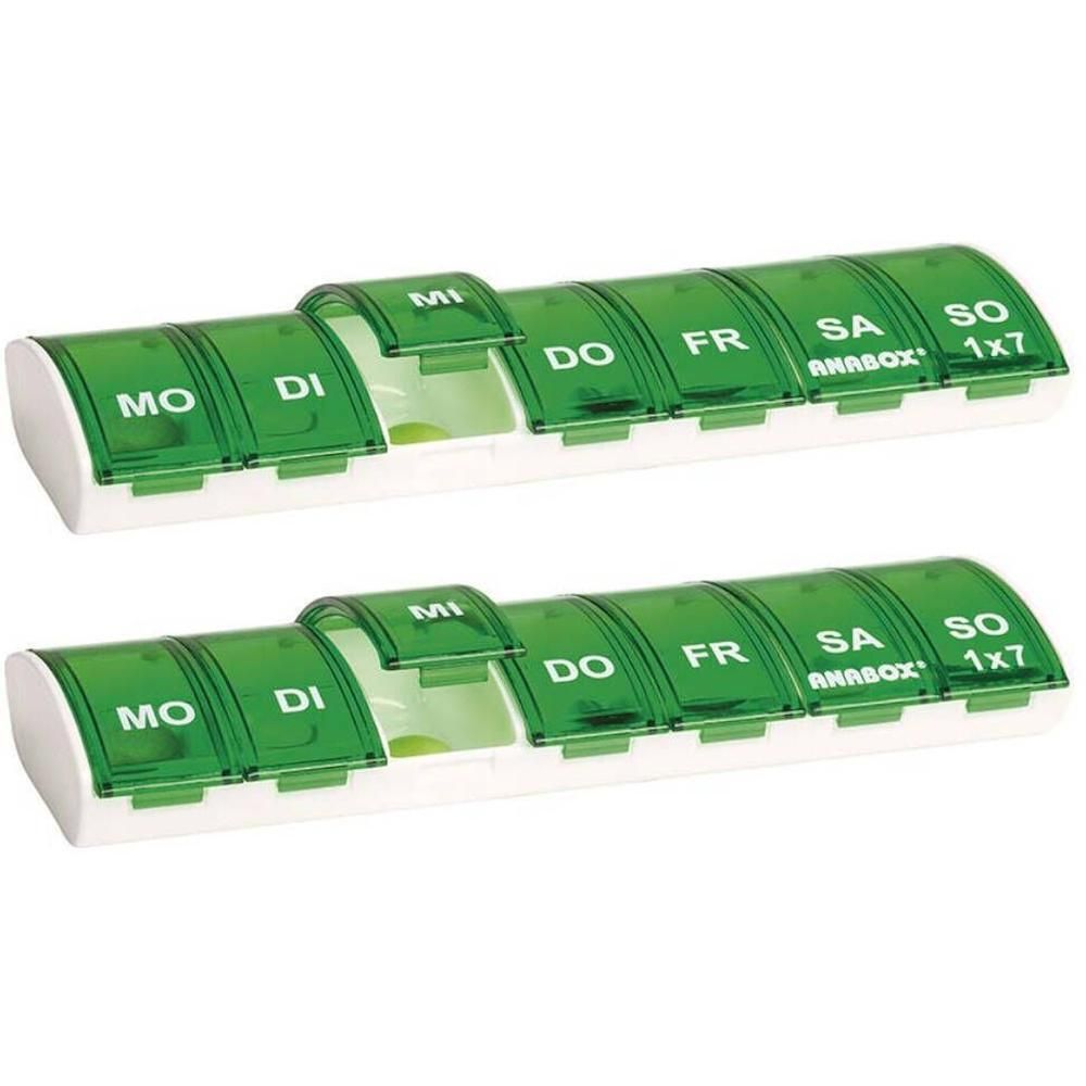 Deux piluliers blancs avec couvercles verts. Inscriptions : MO, DI, MI, DO, FR, SA, SO. Marque : Anabox.