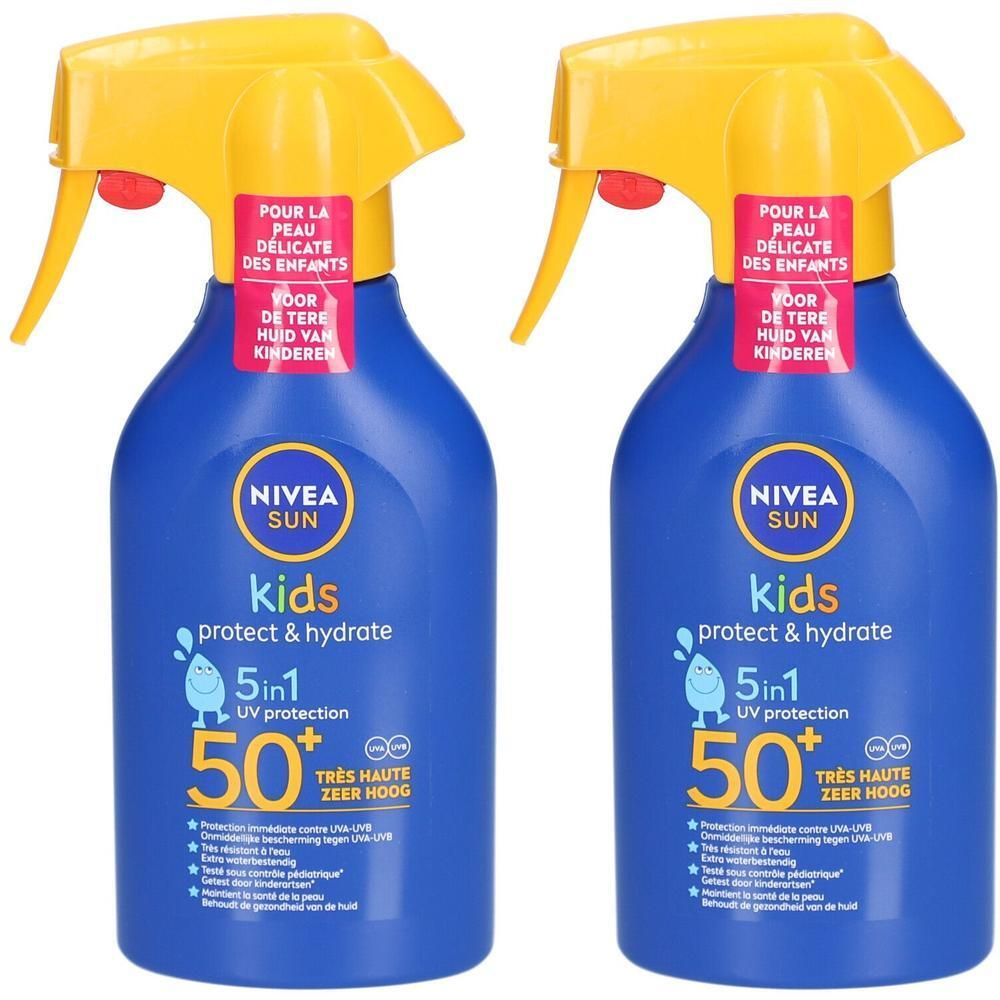 Deux flacons bleus de NIVEA Sun Kids SPF50+. Tête de pulvérisation jaune, nom du produit et indice SPF.