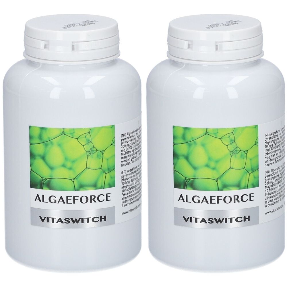 Deux flacons blancs avec étiquette "ALGAEFORCE" et "vitaswitch", fond vert.