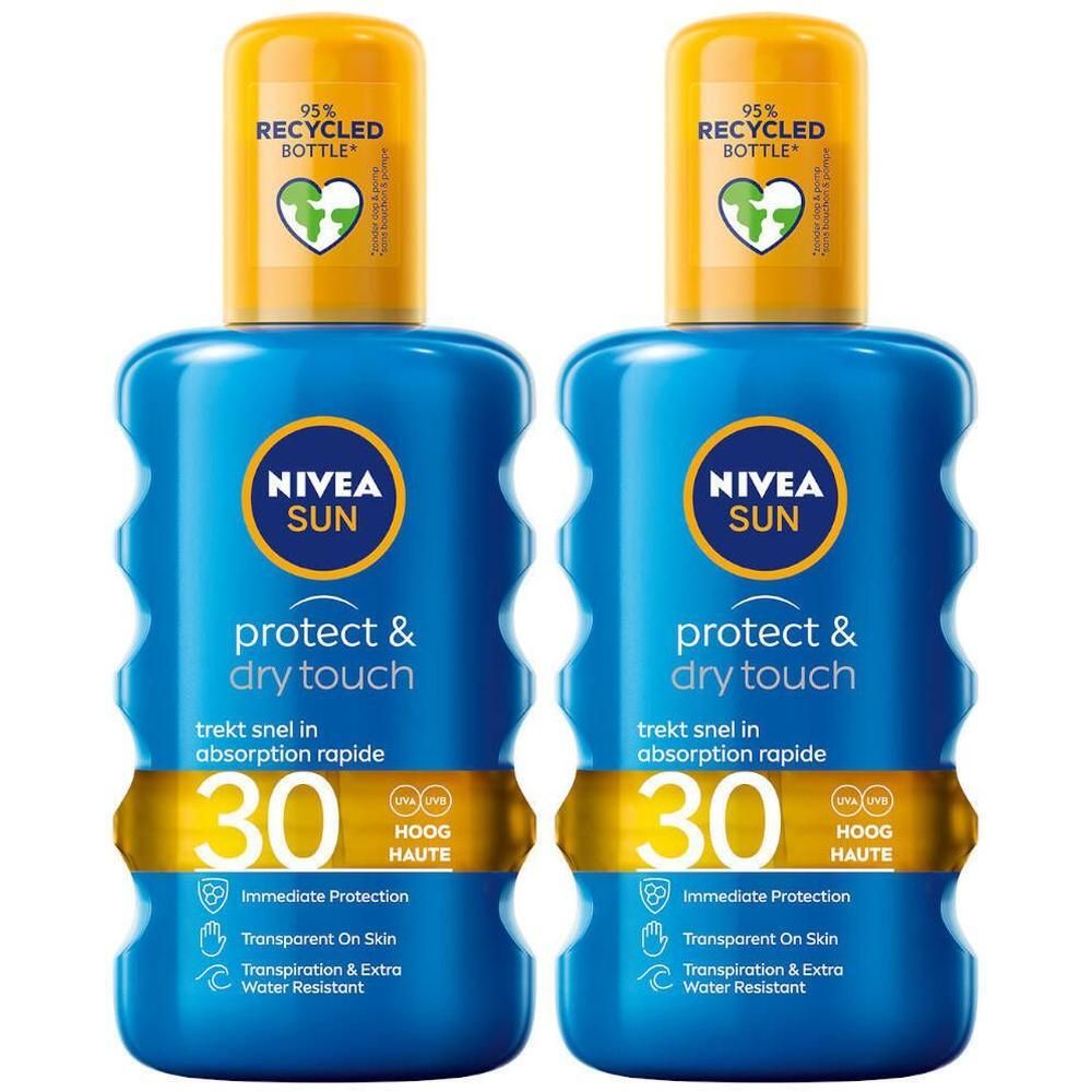 Deux flacons bleus Nivea Sun Protect & Dry Touch Brume Solaire SPF30. Bouchon jaune, inscription '95% bouteille recyclée'.