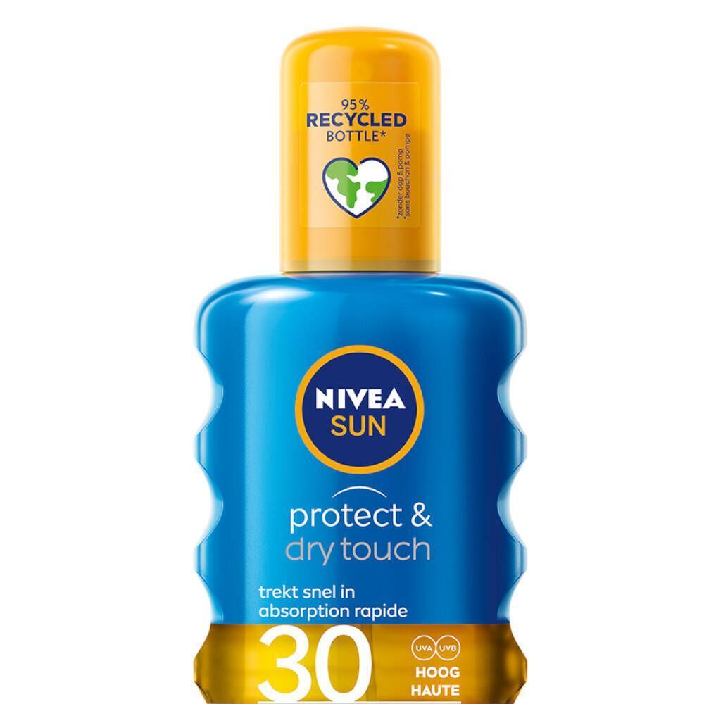 Flacon bleu Nivea Sun Protect & Dry Touch Brume Solaire SPF30. Bouchon jaune, inscription '95% bouteille recyclée'.