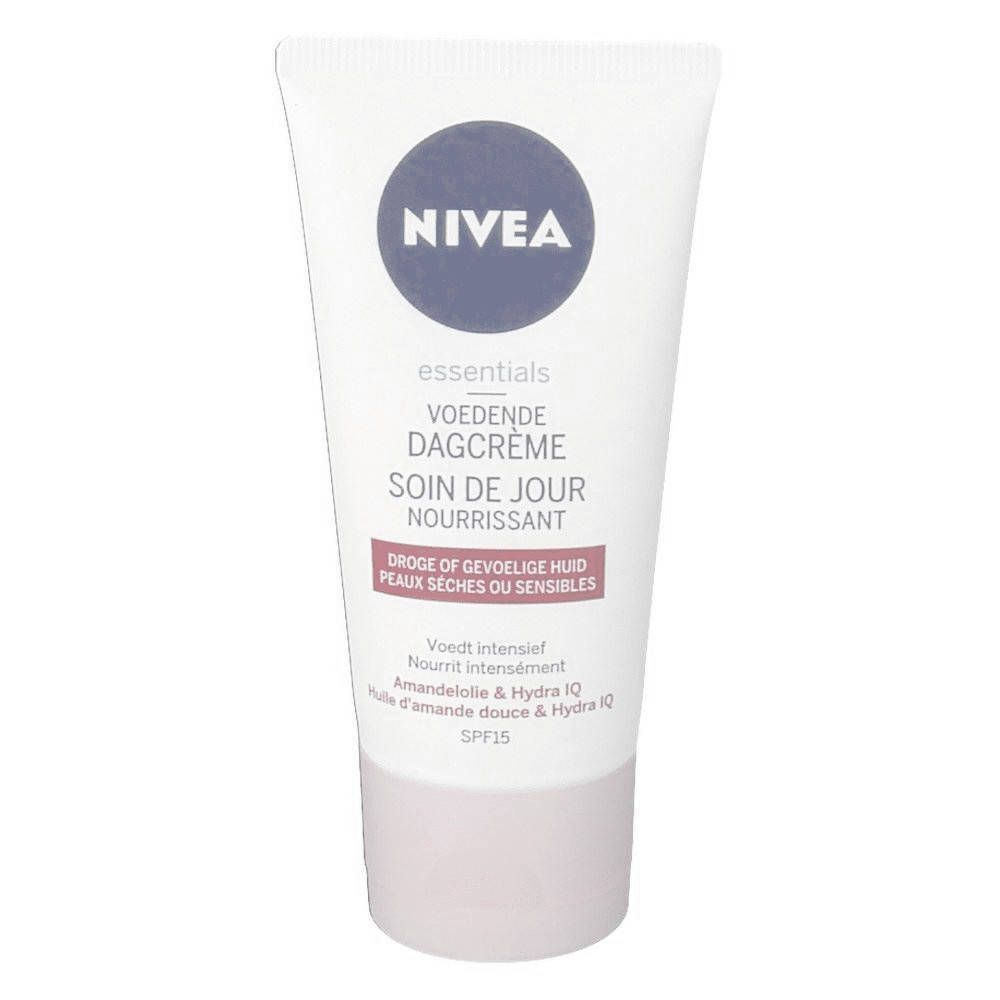 Tube blanc de crème de jour NIVEA Essentials. Logo bleu, nom du produit et texte multilingue. SPF15.