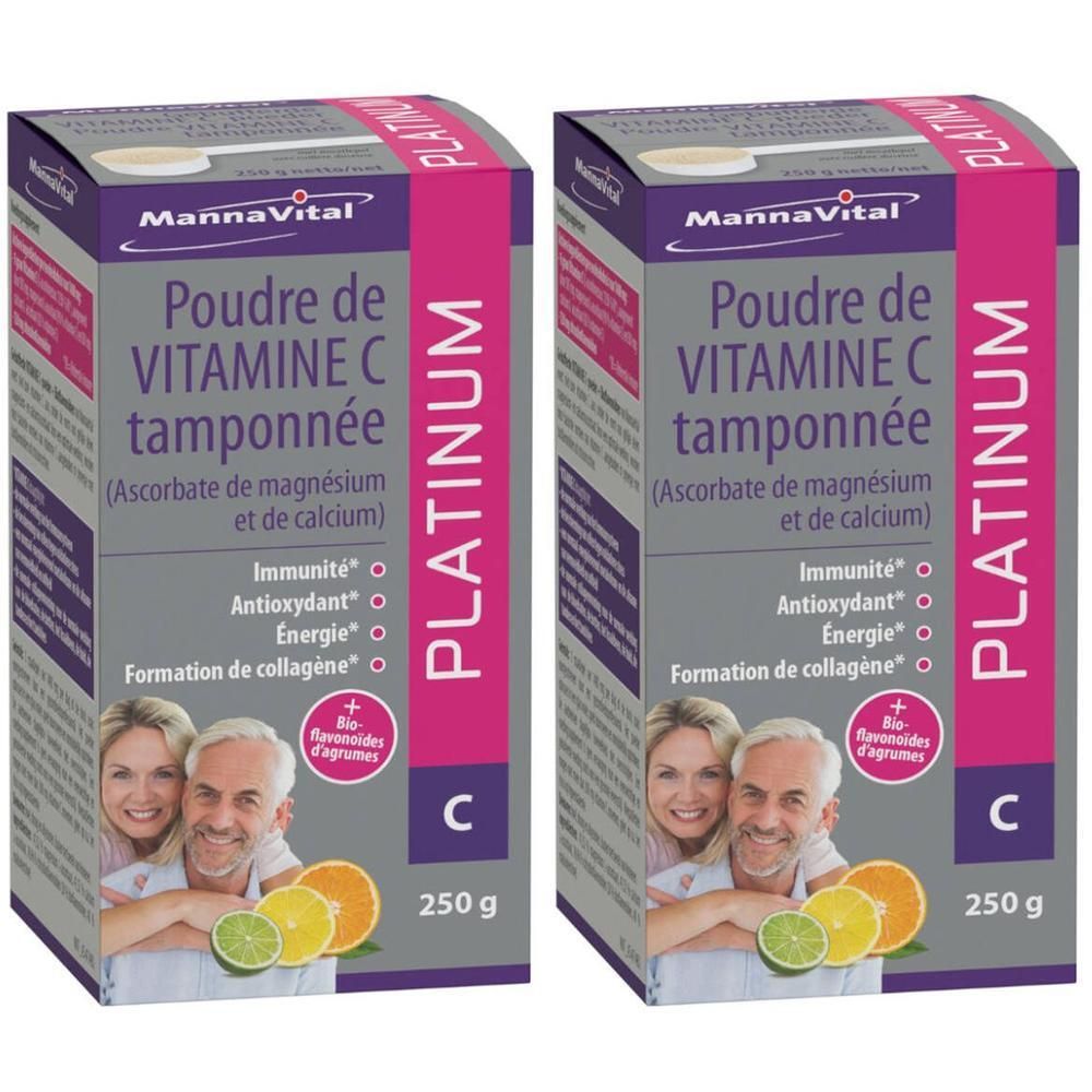 Deux boîtes de Mannavital Vitamine C Poudre tamponnée Platinum. Emballage rose et blanc avec nom du produit, personnes et fruits.