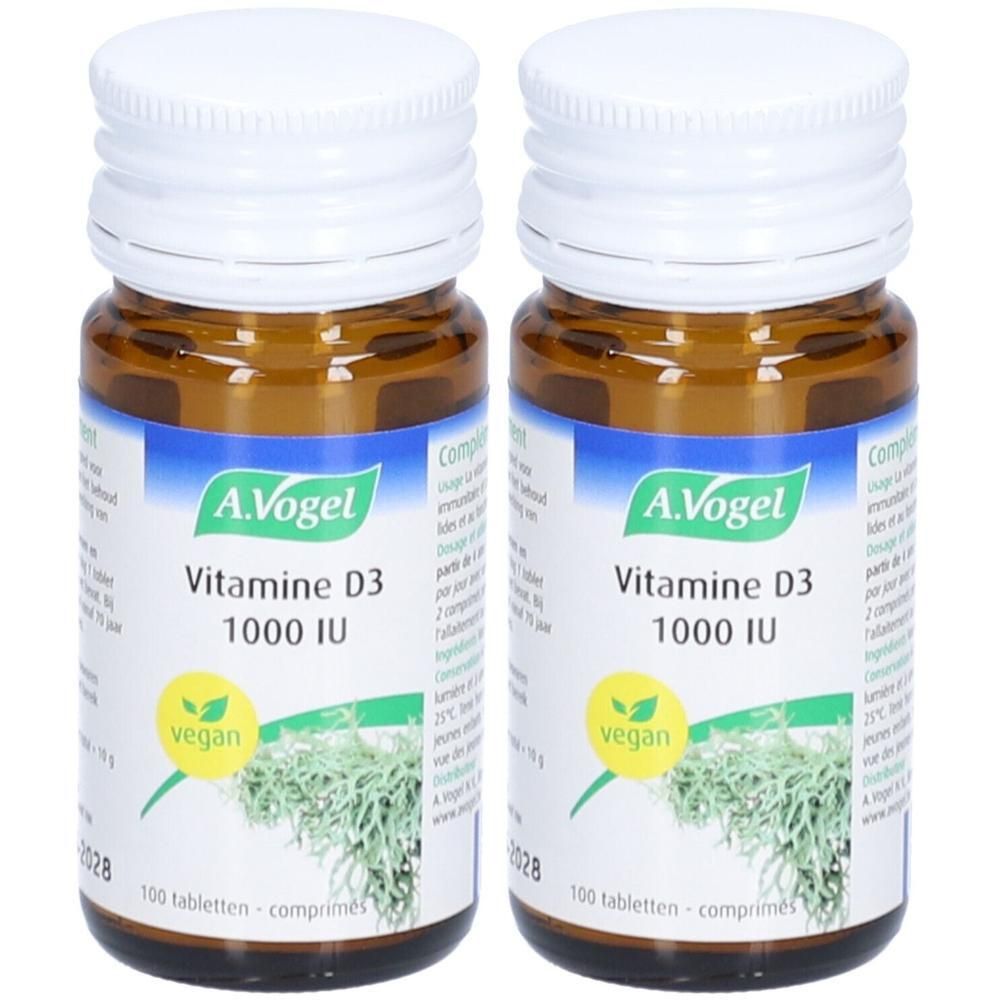 Deux flacons de A.Vogel Vitamine D3. Flacons en verre brun avec couvercle blanc. Étiquette avec informations et logo vegan.