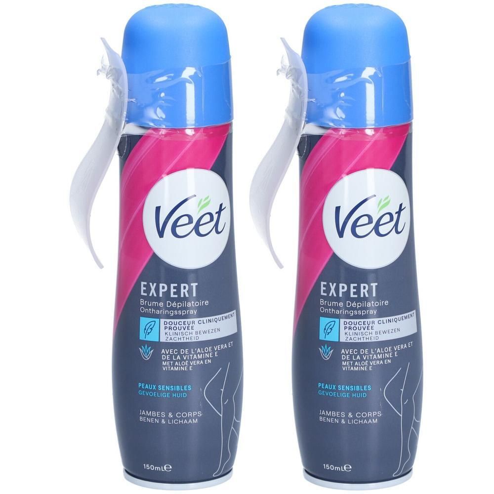 Deux sprays Veet Expert. Bouchons bleus, étiquettes roses et grises. Texte: Brume Dépilatoire, Aloe Vera, Vitamine E. Peaux sensibles.