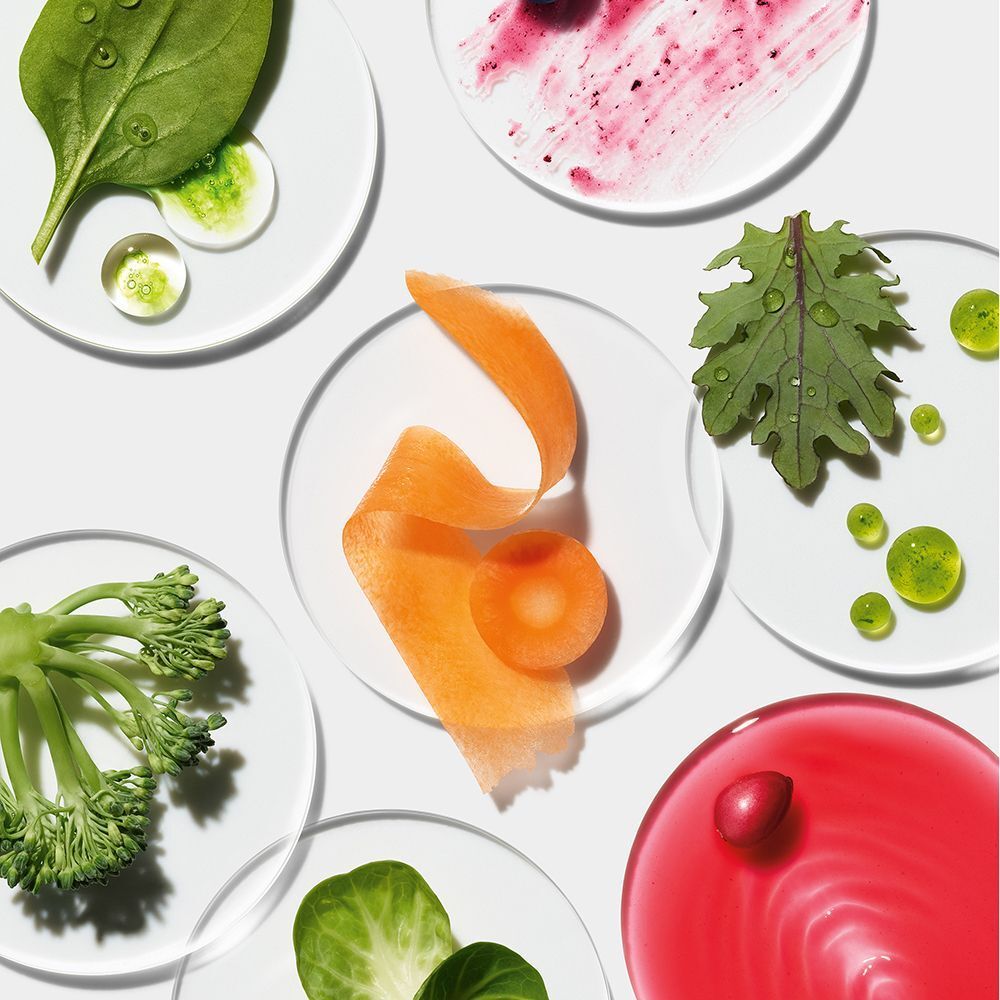 Plusieurs coupelles transparentes avec légumes et liquides.