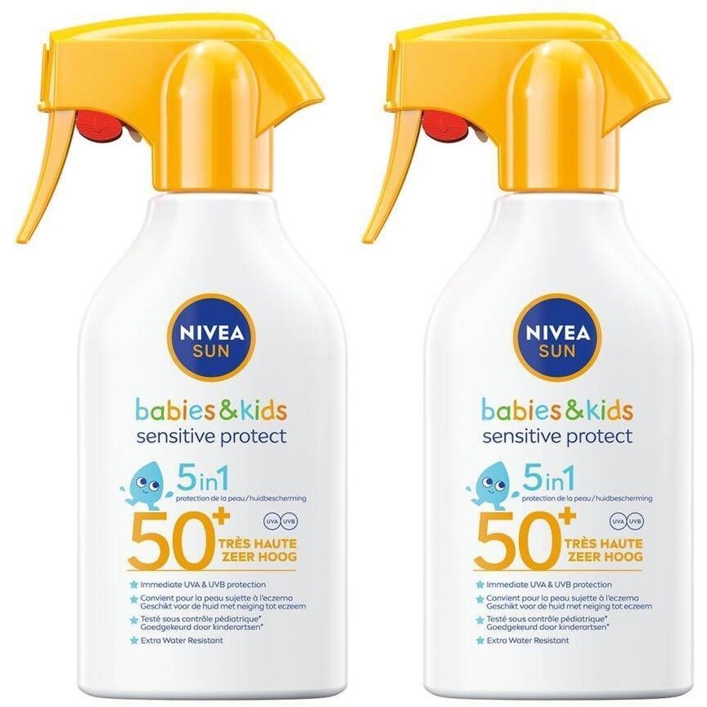 Deux flacons spray blancs avec têtes jaunes. Inscription : Nivea Sun Babies & Kids Sensitive Protect 5 en 1 SPF50+. Très haute protection.