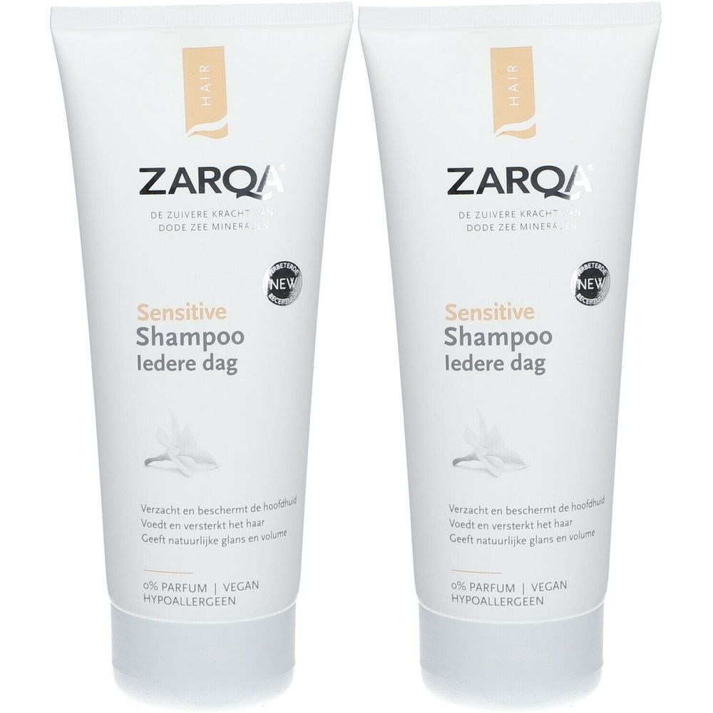 Deux tubes de shampooing ZARQA Sensitive. Tubes blancs avec texte et logo. Inscription : Sensitive Shampoo iedere dag. Vegan.
