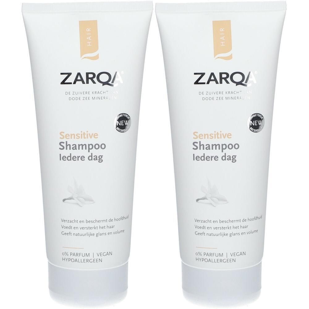 Deux tubes de shampooing ZARQA Sensitive. Tubes blancs avec texte et logo. Inscription : Sensitive Shampoo iedere dag. Vegan.
