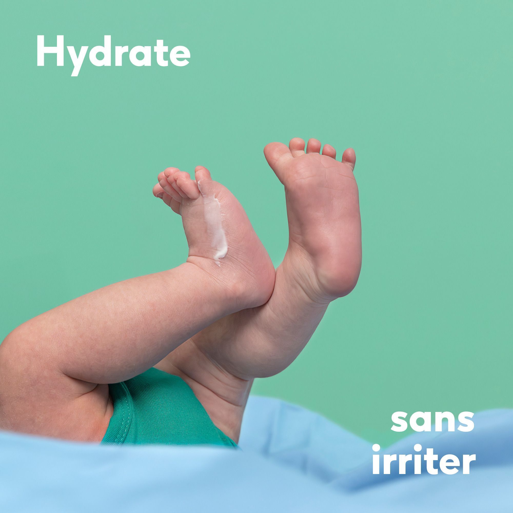 Pieds d'un bébé avec un peu de crème, avec le texte 'Hydrate sans irriter'.