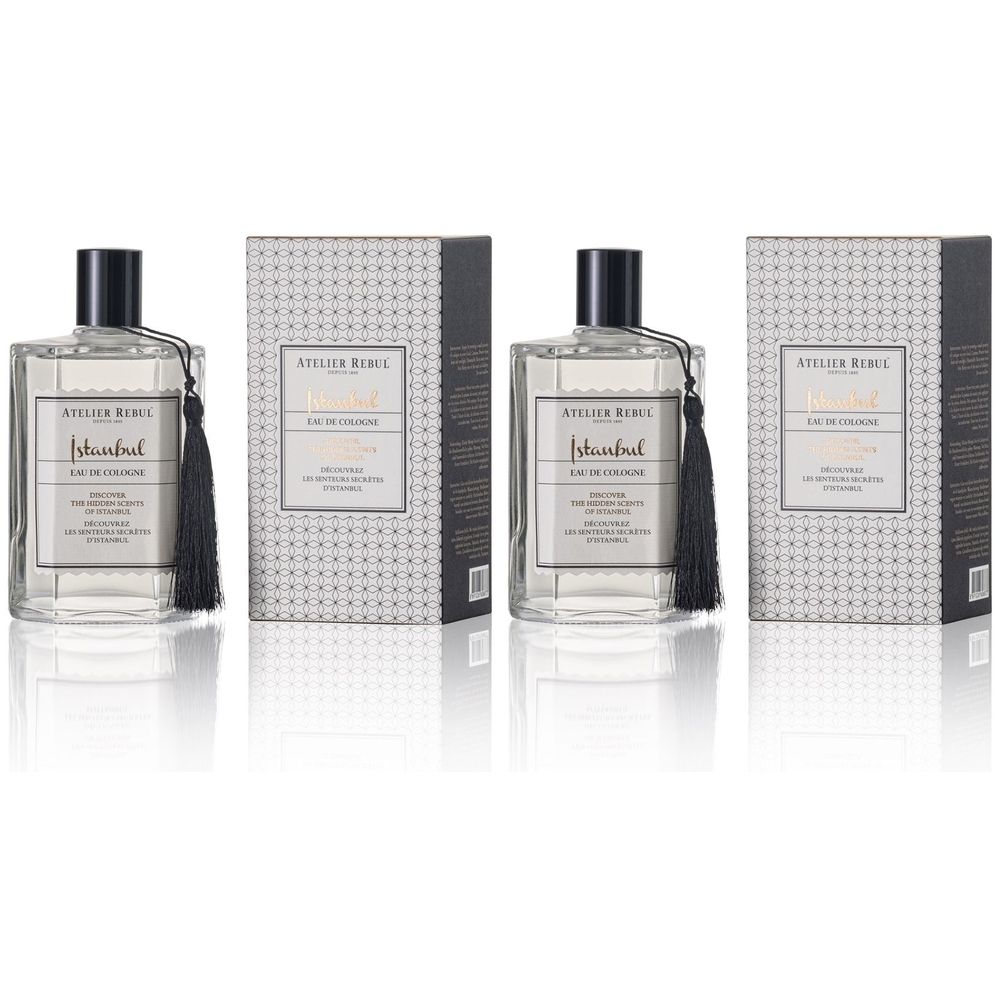 Trois flacons ATELIER REBUL Istanbul Eau de Cologne avec emballage. Flacons rectangulaires avec bouchon noir et pompon.