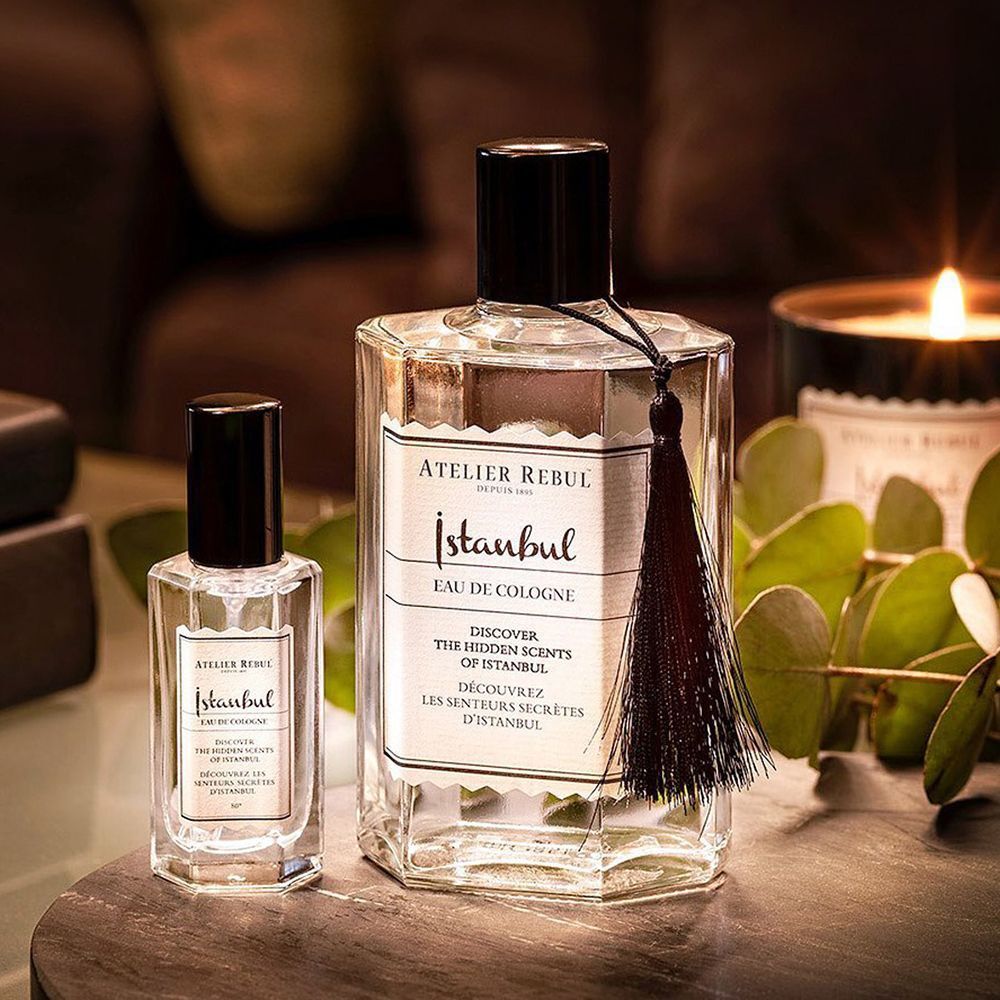 Deux flacons ATELIER REBUL Istanbul Eau de Cologne. Grand flacon avec pompon, petit flacon à côté. Inscription : Istanbul.