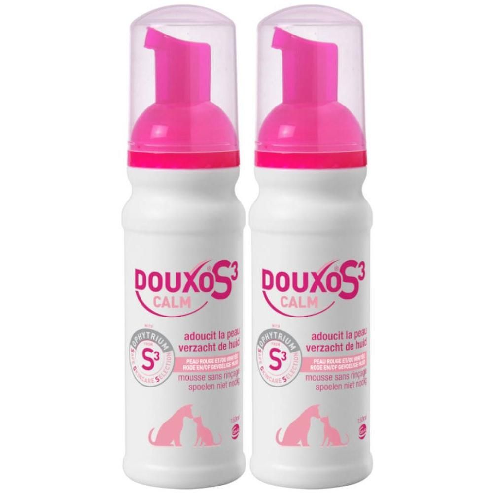 Deux flacons blancs avec bouchons roses, étiquette DOUXO S3 CALM. Logo rose avec chien et chat.