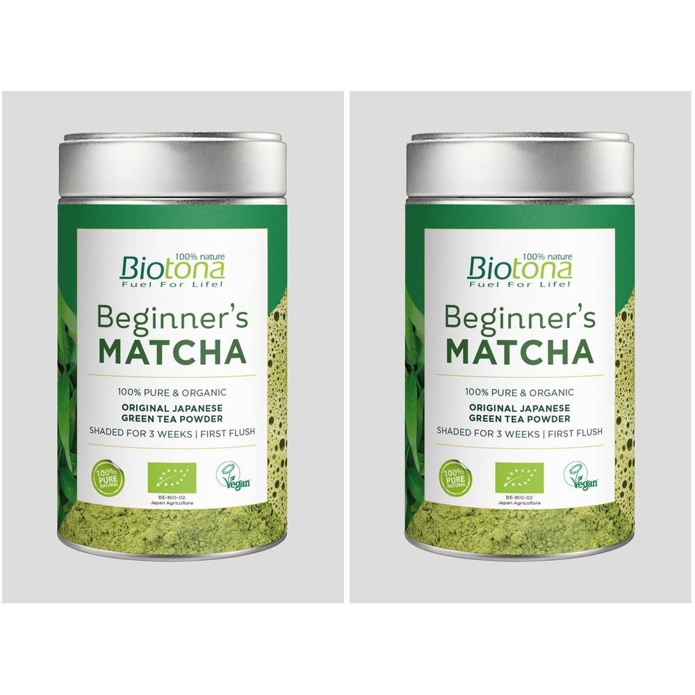 Deux boîtes vertes avec couvercles argentés. Inscription : Biotona Beginner's Matcha. Label bio et logo vegan.