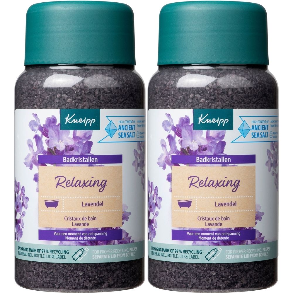 Deux flacons de cristaux de bain Kneipp® Relaxing Lavande. Cristaux violets dans flacons transparents, couvercles verts. Étiquette lavande.