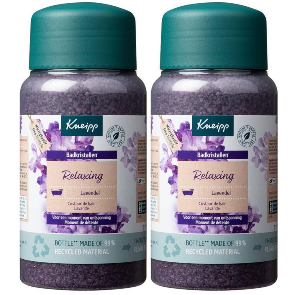 Deux flacons de cristaux de bain Kneipp® Relaxing Lavande. Cristaux violets dans des flacons transparents avec couvercles verts. Étiquette avec motif lavande.