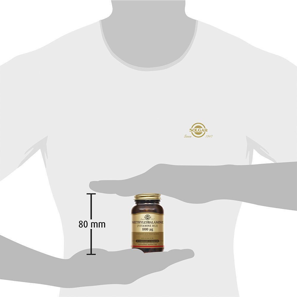 Une bouteille de Solgar Methylcobalamine tenue par des mains. Mesure de 80 mm.