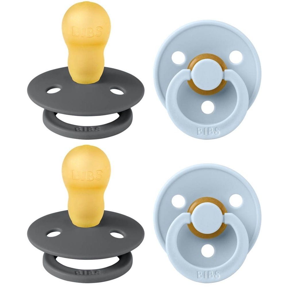 Quatre tétines BIBS : deux grises, deux bleu bébé. Forme ronde, tétine jaune, anneau. Logo de la marque visible.
