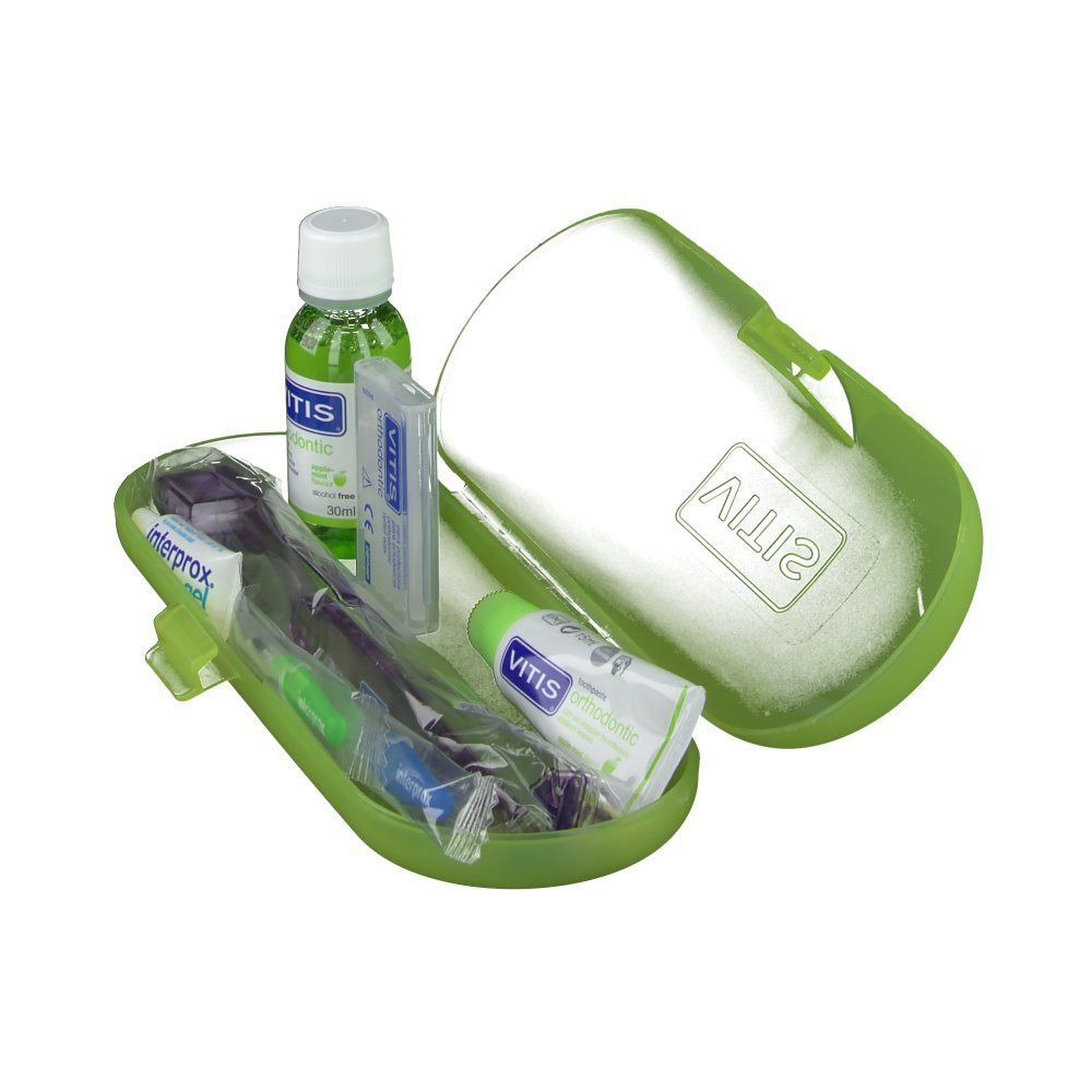 Étui vert avec produits d'hygiène dentaire. Contient bain de bouche, fil dentaire, dentifrice et brosse à dents.