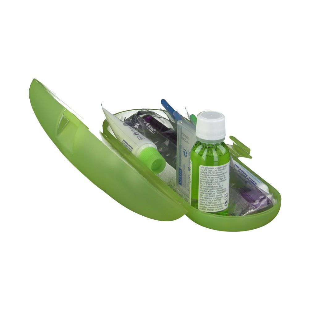 Étui vert avec produits d'hygiène dentaire. Contient bain de bouche, fil dentaire, dentifrice et brosse à dents.