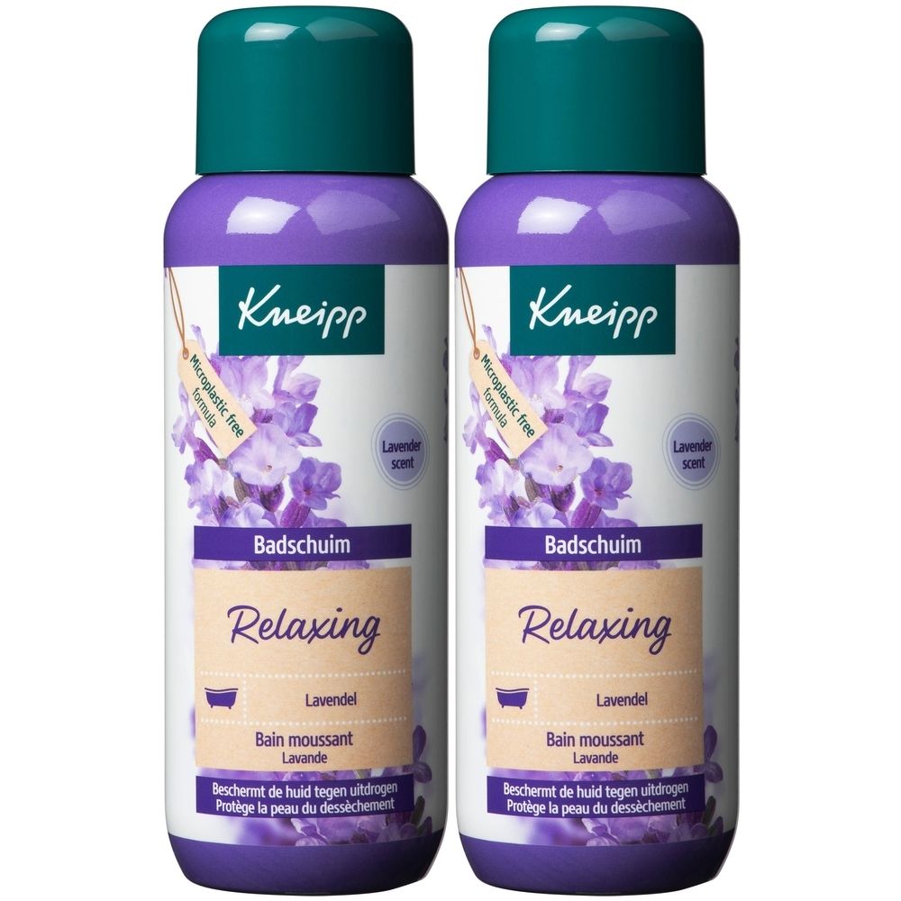 Deux flacons de bain moussant Kneipp Lavande. Flacons violets avec bouchons verts. Inscription: Badeschaum, Relaxing, Lavande, Bain moussant.