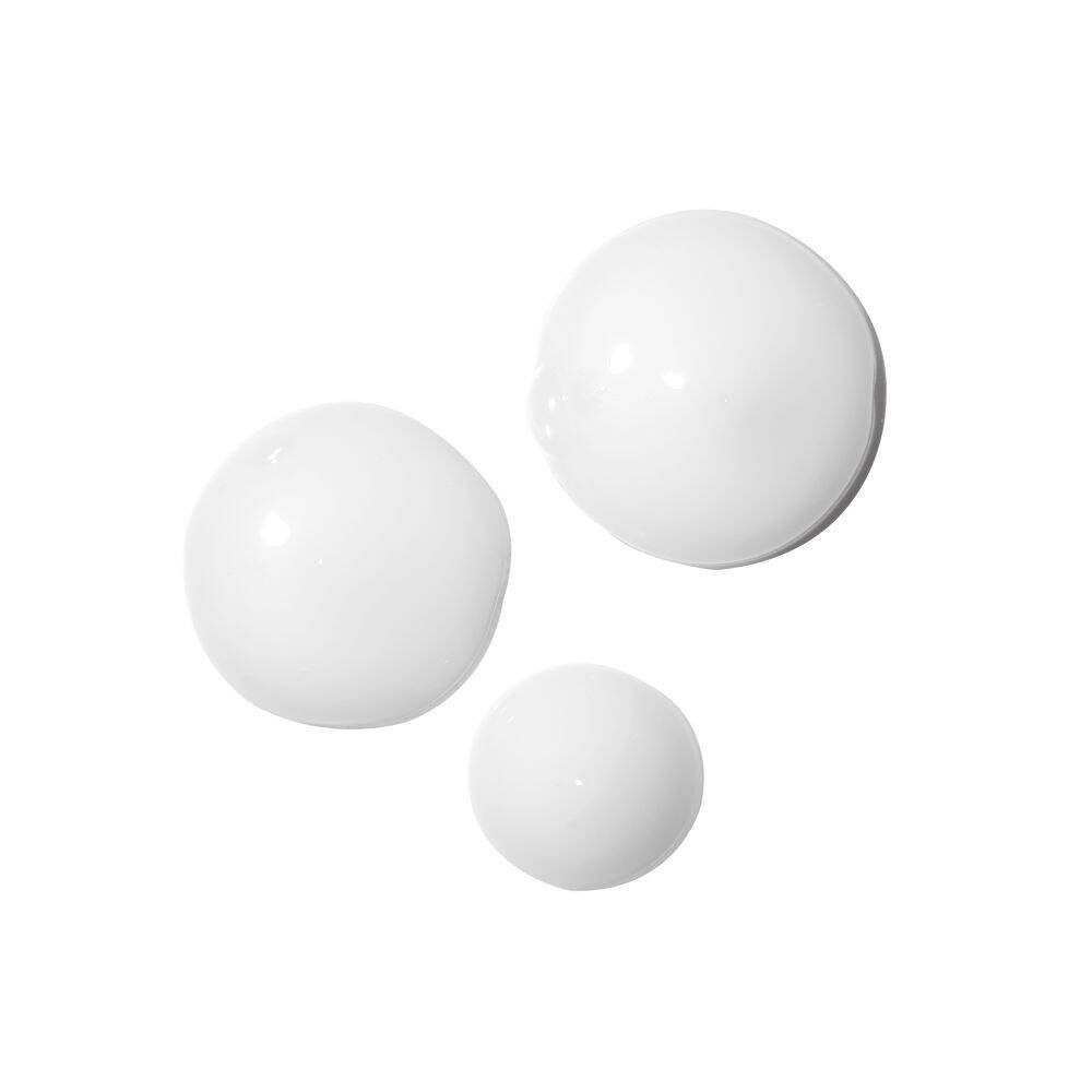 Trois gouttes blanches rondes. Les gouttes sont de tailles différentes et sur fond blanc.