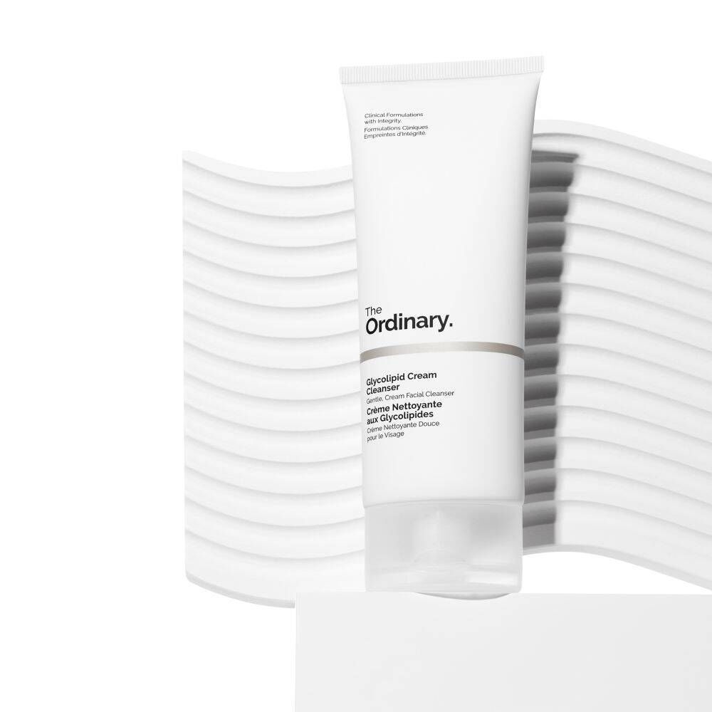 Un tube de The Ordinary Glycolipid Cream Cleanser. Tube blanc avec texte noir, sur fond blanc.