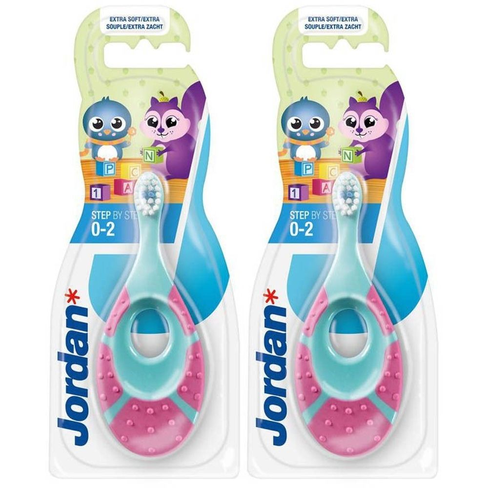 Deux brosses à dents roses pour enfants, emballées. Manche avec logo Jordan. 0-2 ans.
