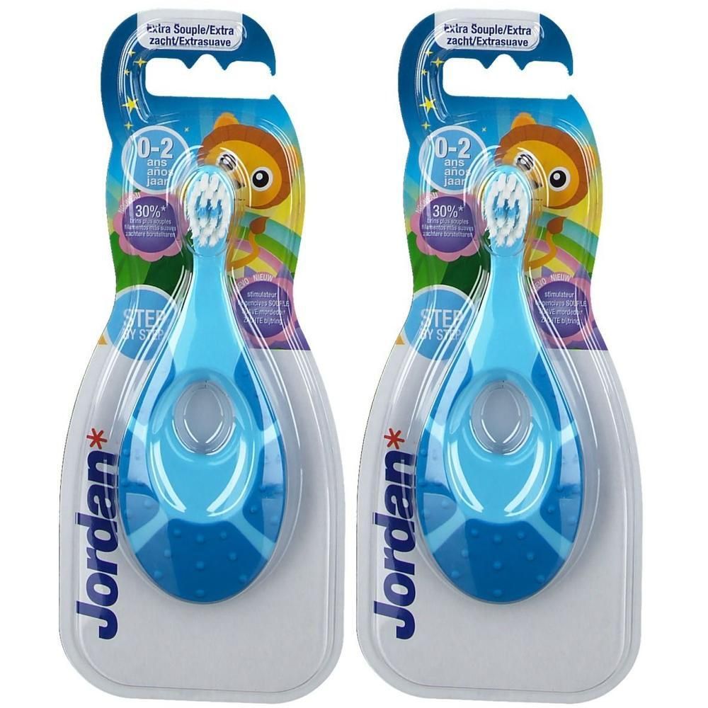 Deux brosses à dents bleues pour enfants, emballées. Manche avec logo Jordan. 0-2 ans.