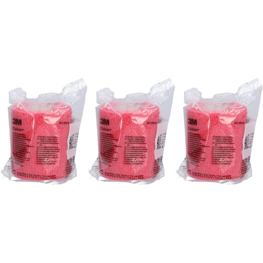 Trois bandages rouges roulés, emballés dans du plastique transparent. Le logo 3M Coban est visible sur chaque emballage.