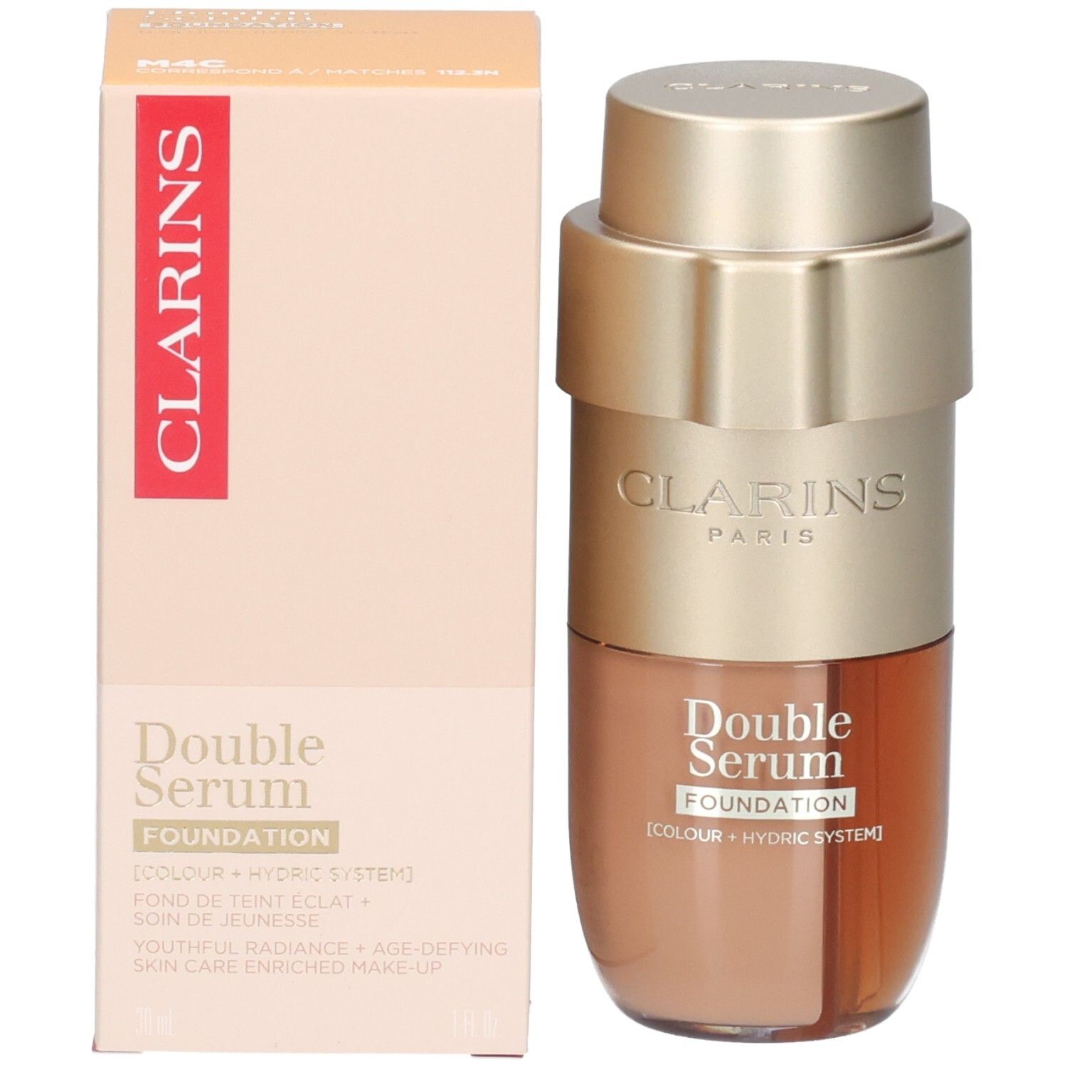 Clarins Double Serum Foundation M4C et son emballage. Flacon pompe doré à deux compartiments, l'un pour le fond de teint, l'autre pour le sérum.