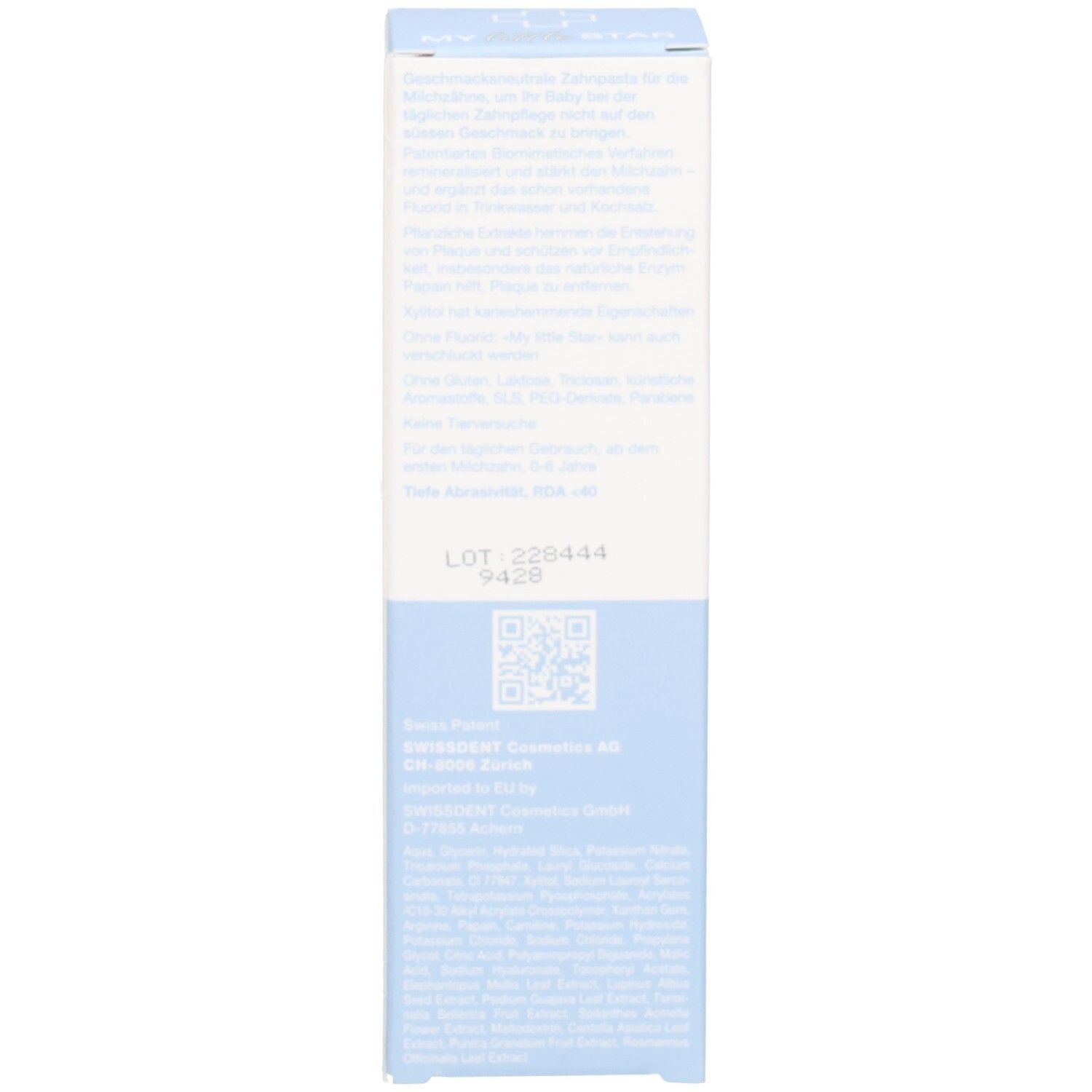 Boîte de dentifrice, vue latérale. Texte multilingue. Couleurs bleu et blanc. Ingrédients et informations fabricant.