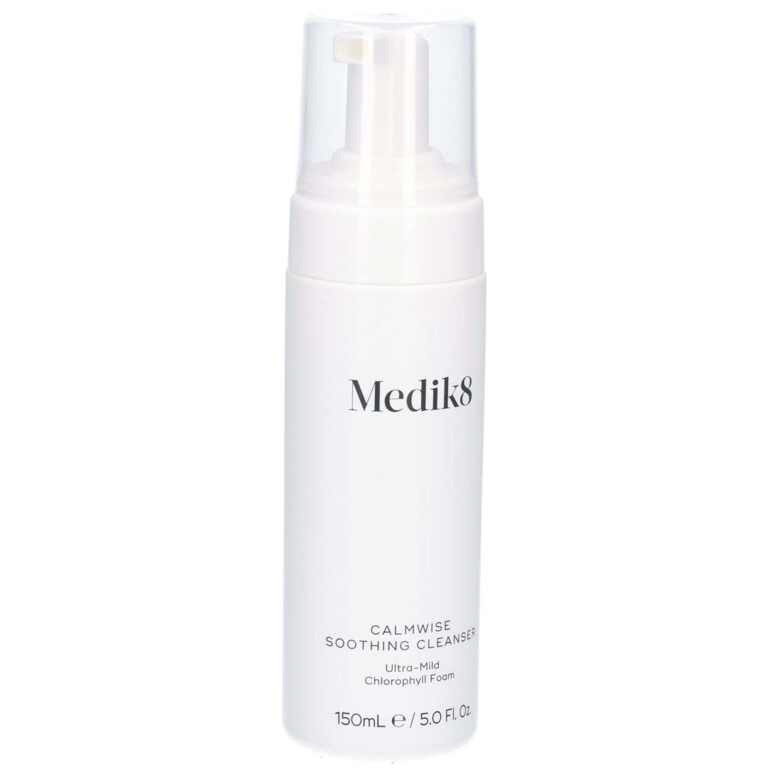 Flacon Medik8 Calmwise Soothing Cleanser avec pompe, vue légèrement en biais.
