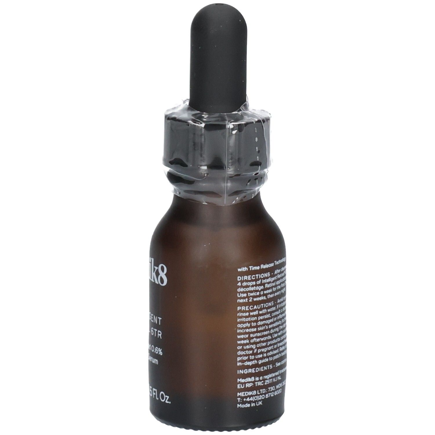 Flacon de sérum Medik8 Intelligent Retinol 6TR, vue latérale axée sur les détails de l'étiquette.