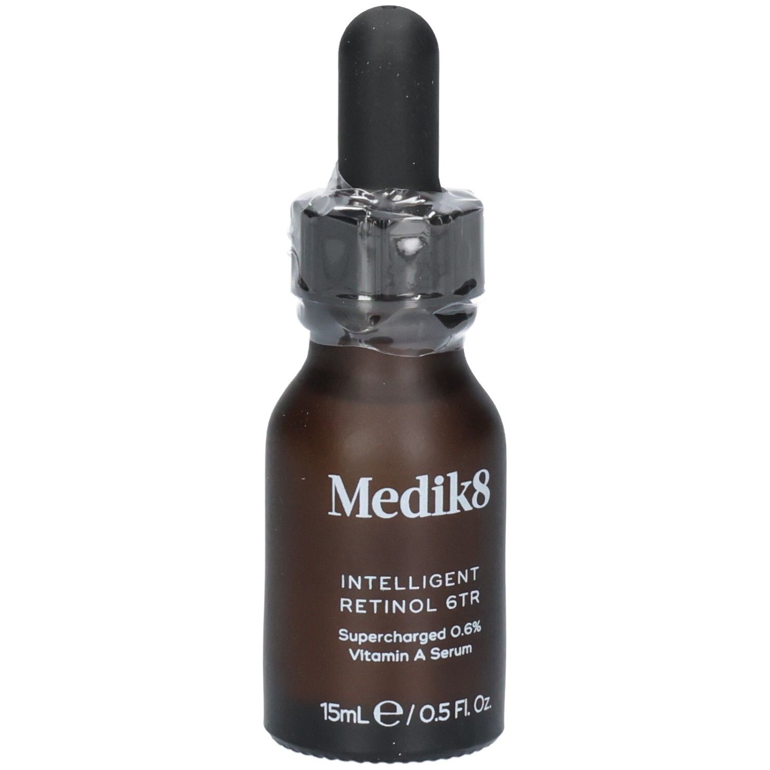 Flacon de sérum Medik8 Intelligent Retinol 6TR avec pipette, 15ml, légèrement en biais de face.