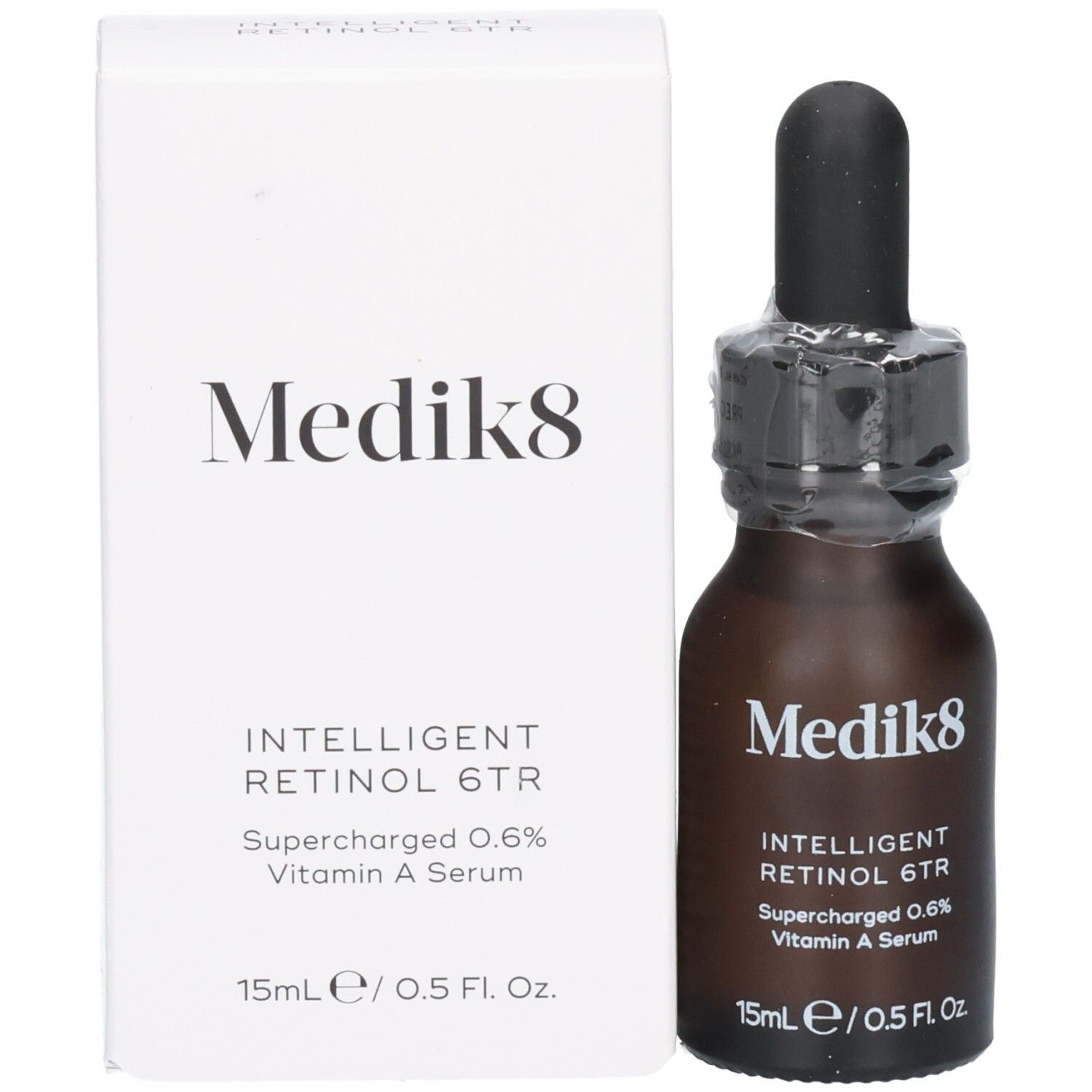 Flacon de sérum Medik8 Intelligent Retinol 6TR et son emballage extérieur, 15ml.