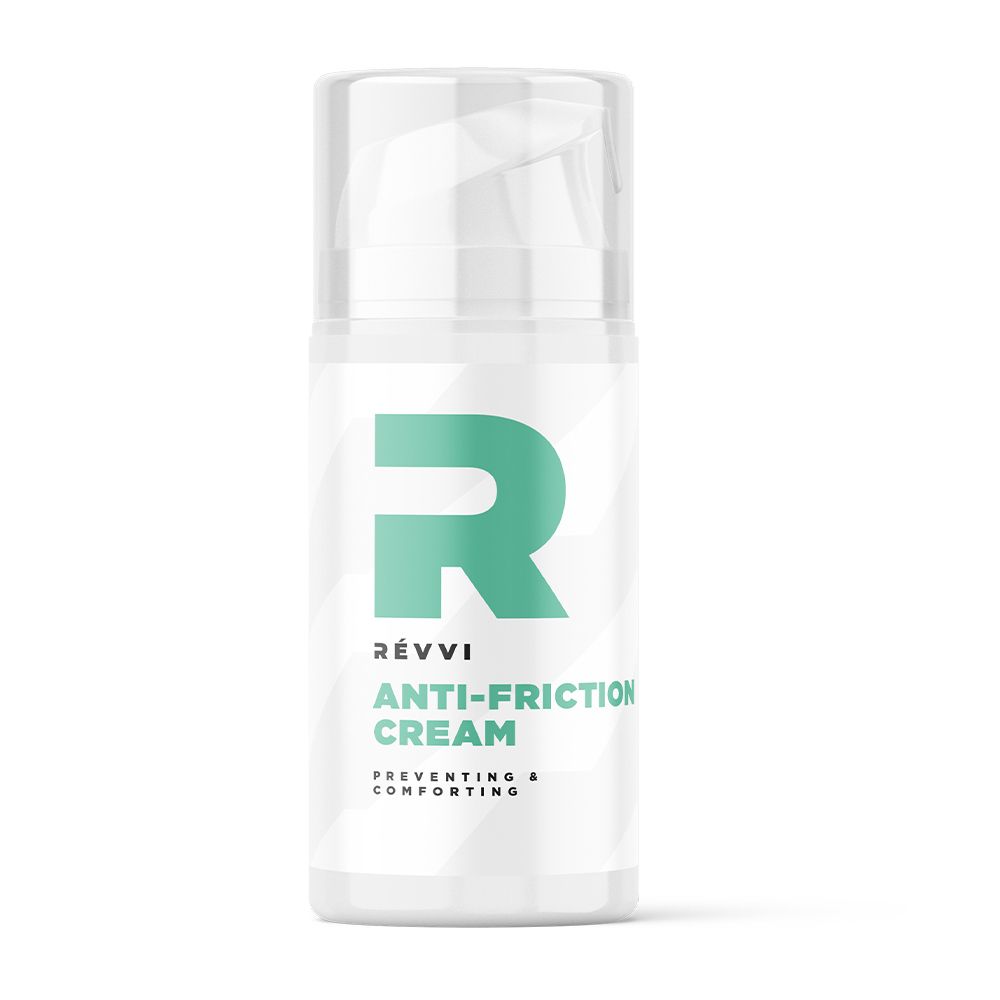 Flacon blanc avec logo "R" vert et texte. "RÉVVI ANTI-FRICTION CREAM" est écrit sur le flacon. Bouchon transparent.