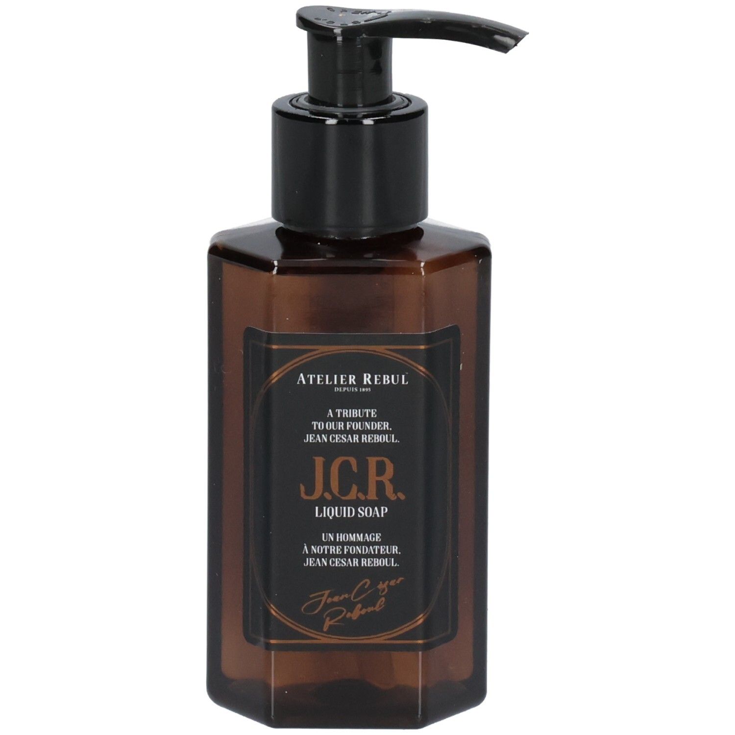 Flacon de savon brun avec pompe noire. Étiquette avec texte: Atelier Rebul, J.C.R. Liquid Soap.