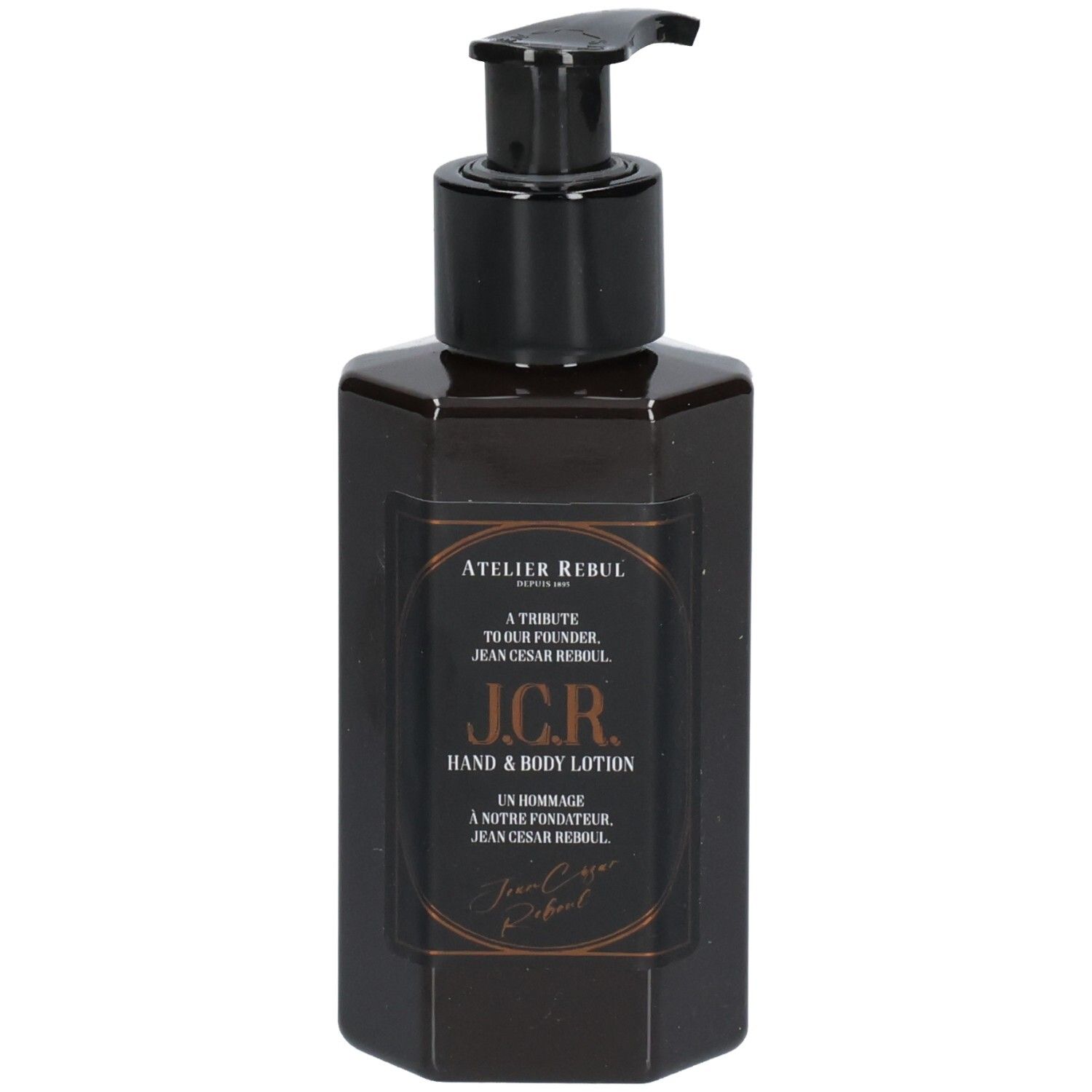Flacon de lotion brun avec pompe noire. Inscription : Atelier Rebul J.C.R. Lotion mains et corps.