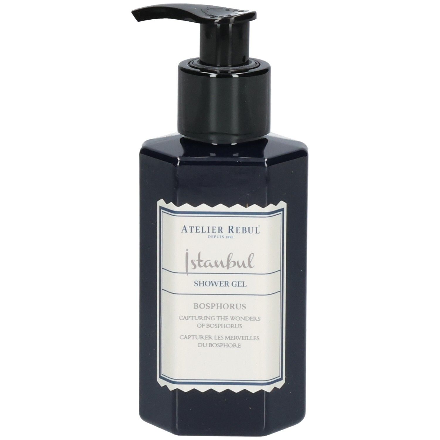 Flacon hexagonal bleu foncé avec pompe noire. Étiquette blanche avec texte: Atelier Rebul, Istanbul, Shower Gel, Bosphorus.