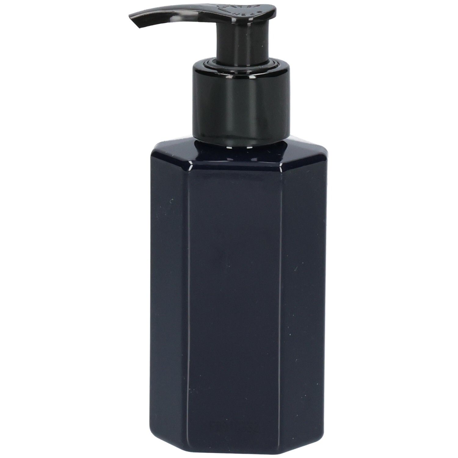Flacon de savon hexagonal bleu foncé avec pompe noire. Aucune autre étiquette visible.