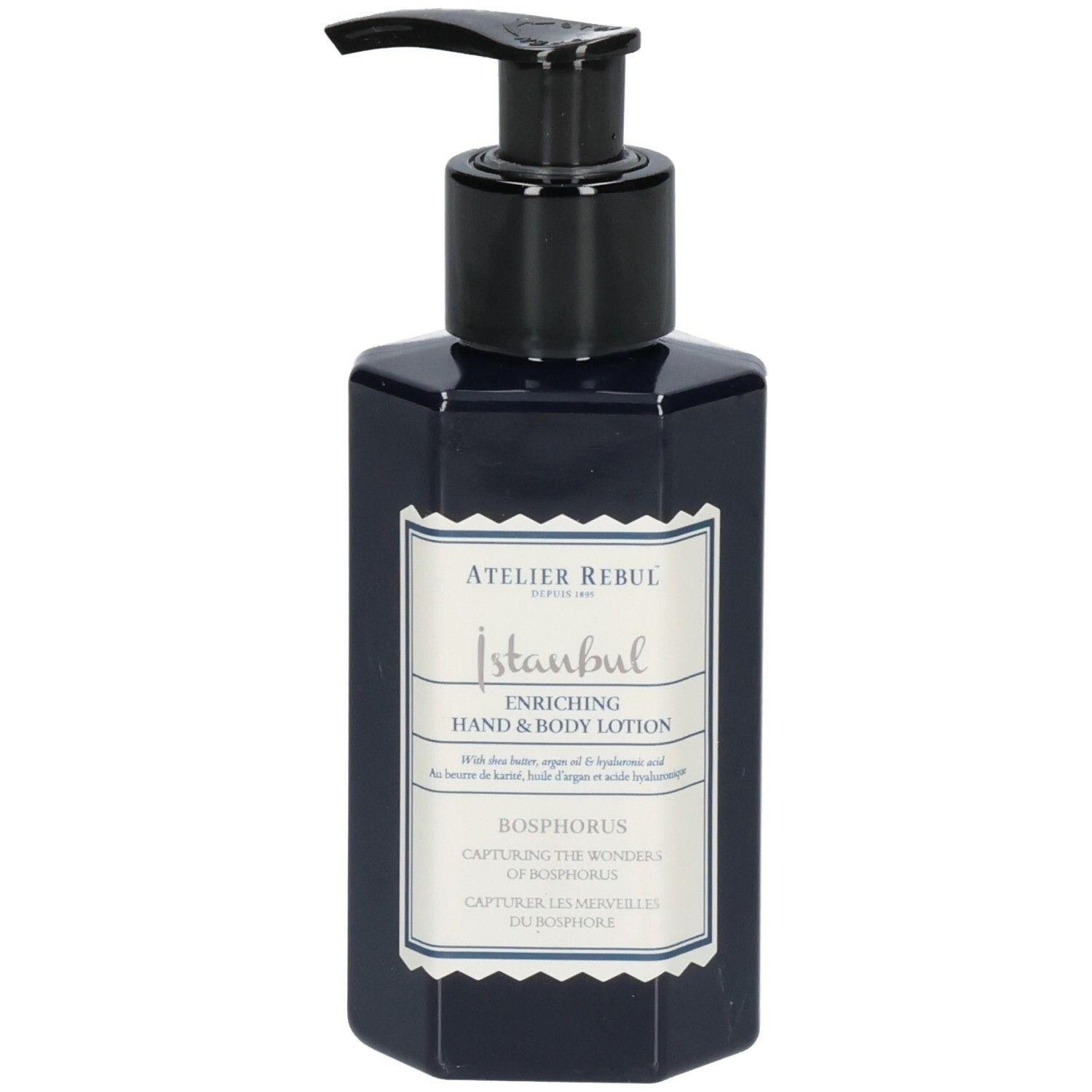 Flacon octogonal bleu foncé avec pompe noire. Étiquette "Atelier Rebul Istanbul Bosphorus Enriching Hand & Body Lotion".