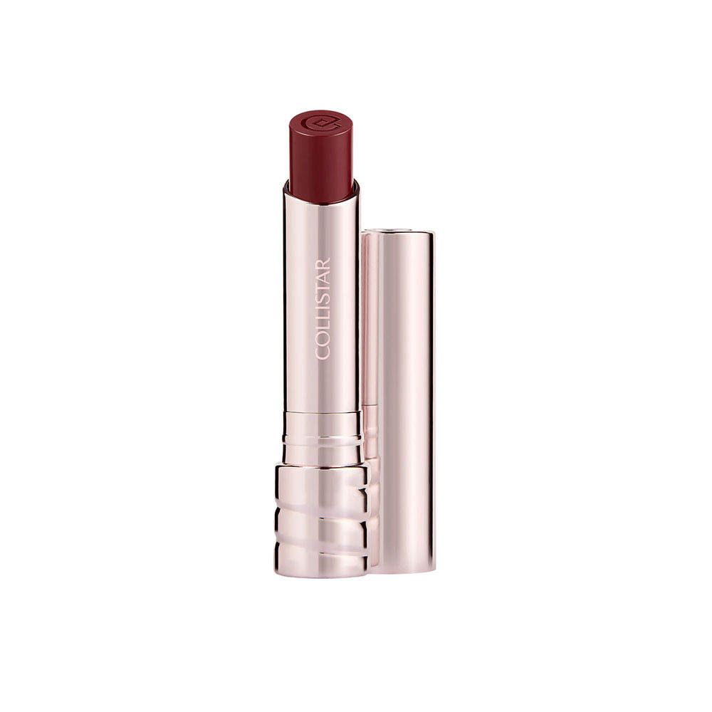 Rouge à lèvres ouvert. Étui métallique, rouge à lèvres foncé. Fond blanc.