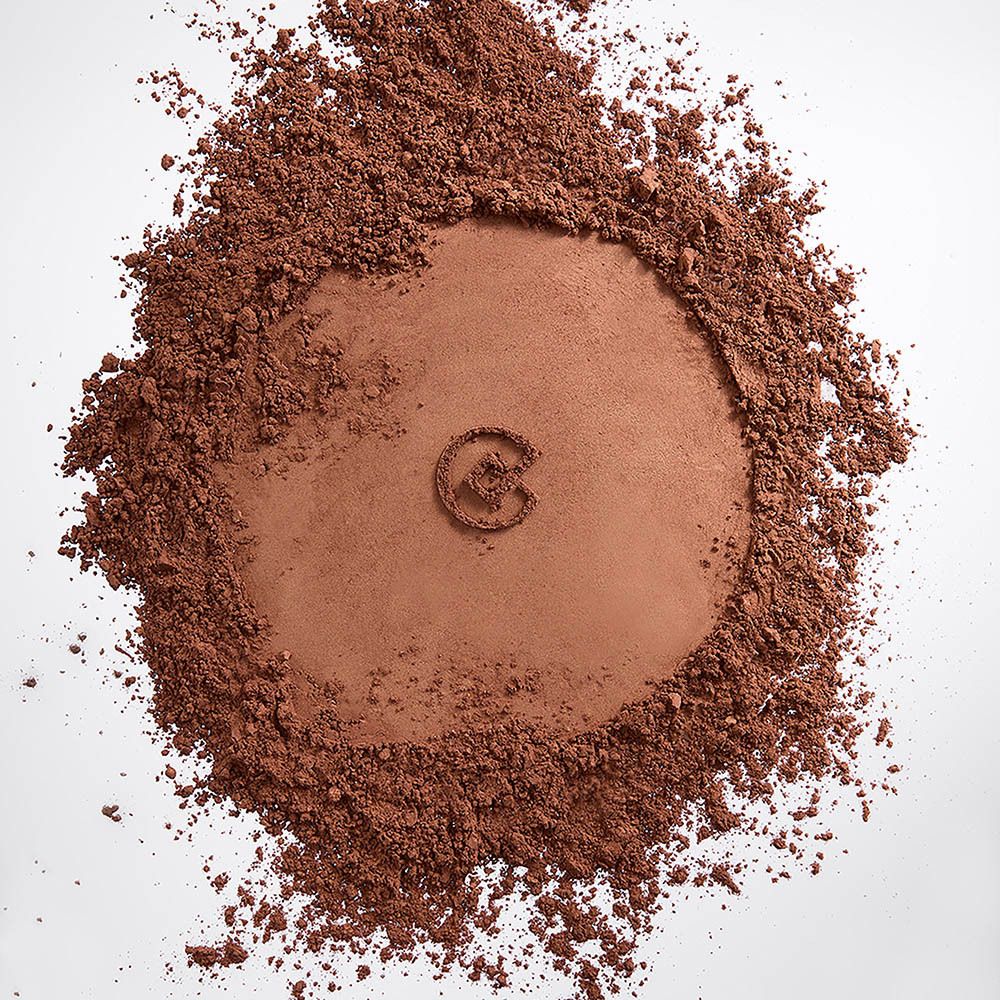 Visage d'une femme après l'application de Collistar Magica Poudre Bronzante Libre.