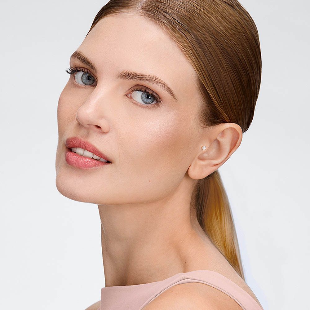 Portrait d'une femme au teint impeccable portant Collistar Impeccabile Poudre Libre.