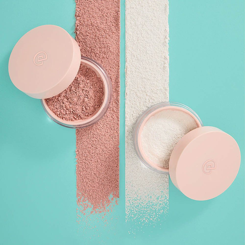 Deux pots de Collistar Impeccabile Poudre Libre dans différentes teintes, avec des traînées de poudre à côté.