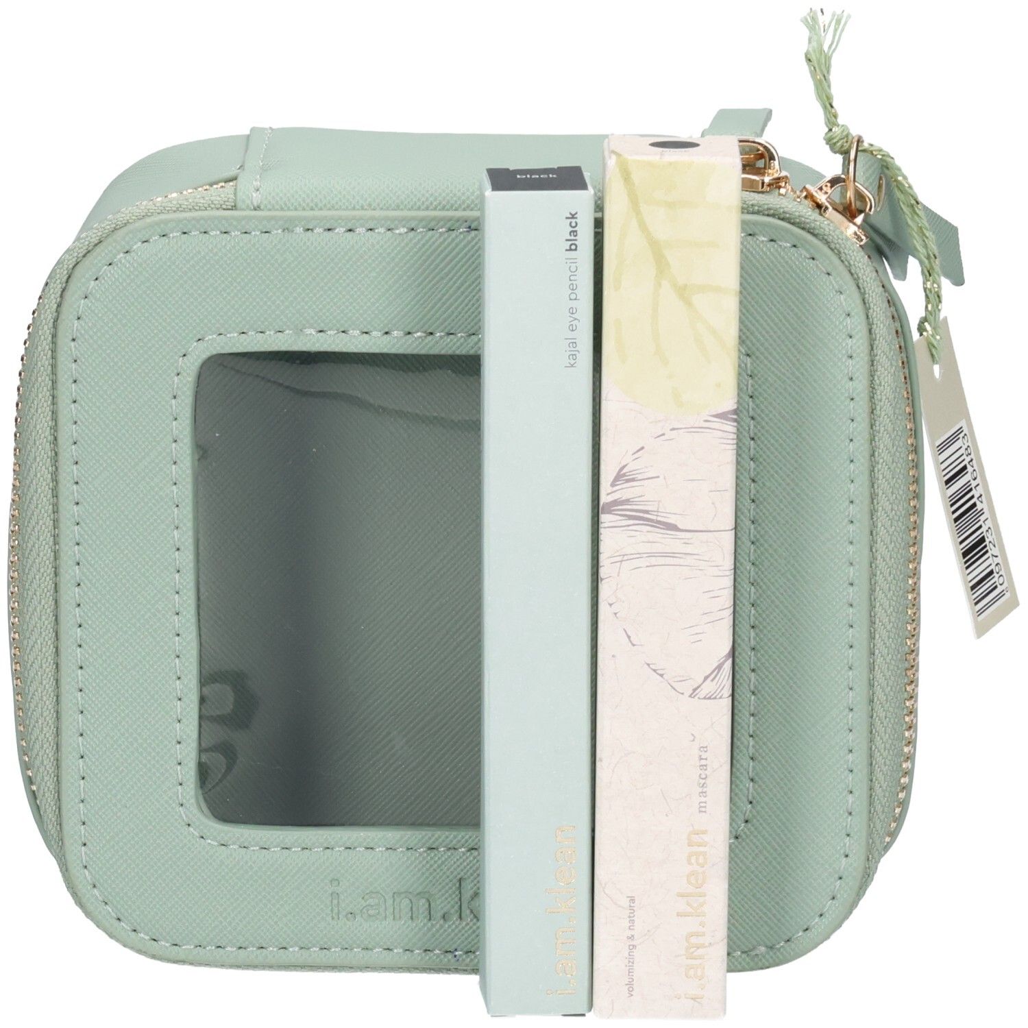 Trousse de maquillage carrée vert clair avec fermeture éclair et fenêtre transparente. Deux produits allongés à côté. Étiquette avec logo.