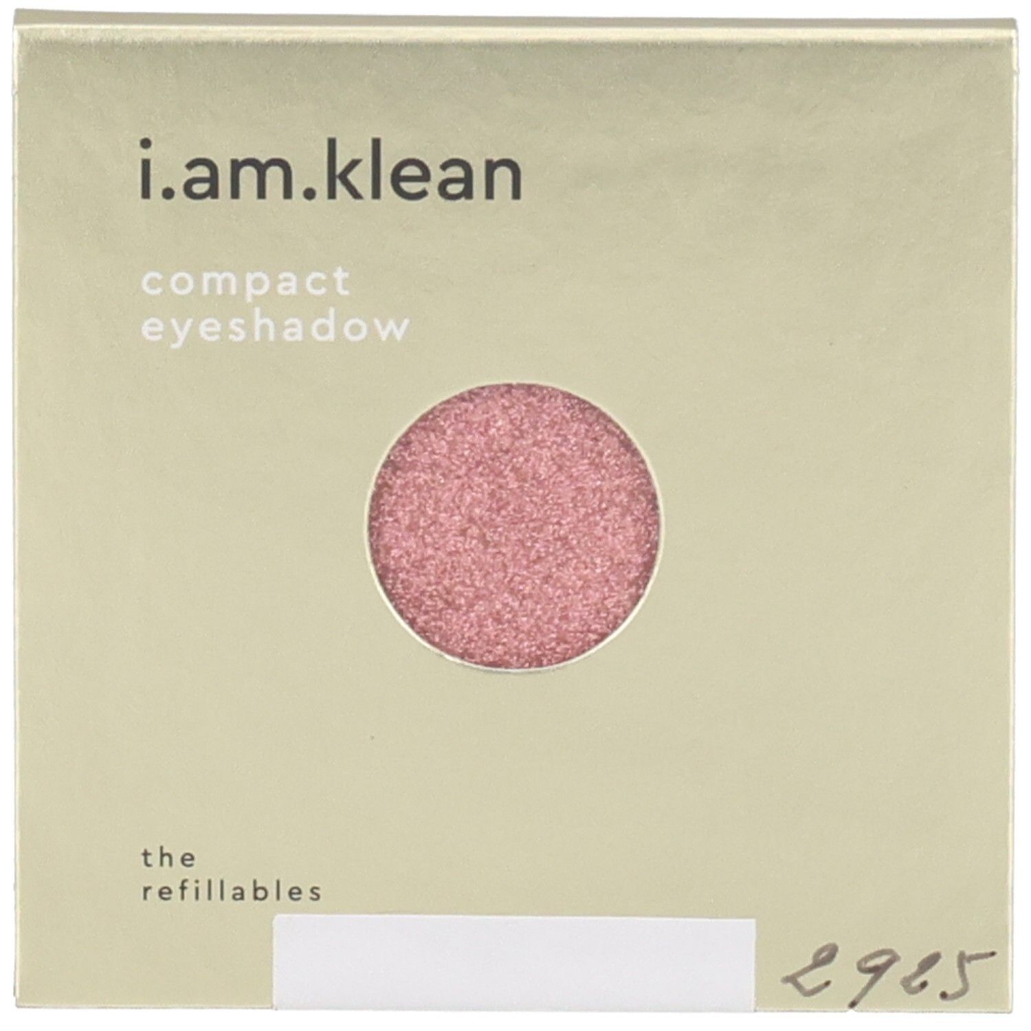 Emballage doré carré. En haut à gauche : i.am.klean. En dessous : compact eyeshadow. Au centre : fard à paupières rose rond.